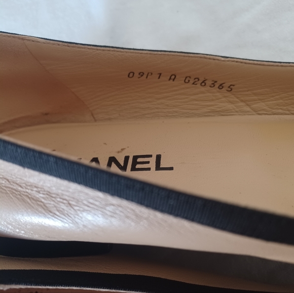 Chanel Shoe Size 40 beige & Black Leather Almond Toe Interlocking CC flat Shoes - Picture 6 of 12